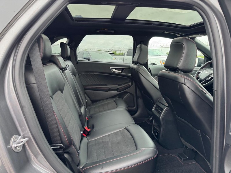 Ford Edge Vehicle Full-screen Gallery Image 14