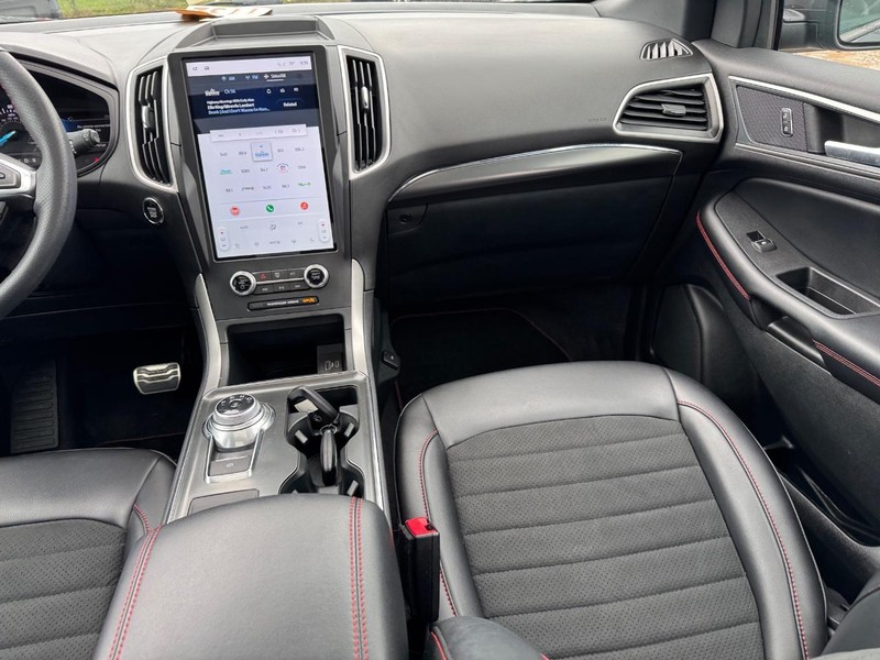 Ford Edge Vehicle Full-screen Gallery Image 17