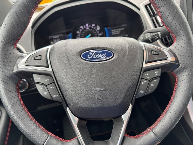 Ford Edge Vehicle Full-screen Gallery Image 20