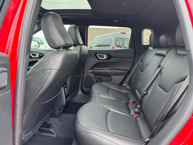 Jeep Compass Vehicle Full-screen Gallery Image 12