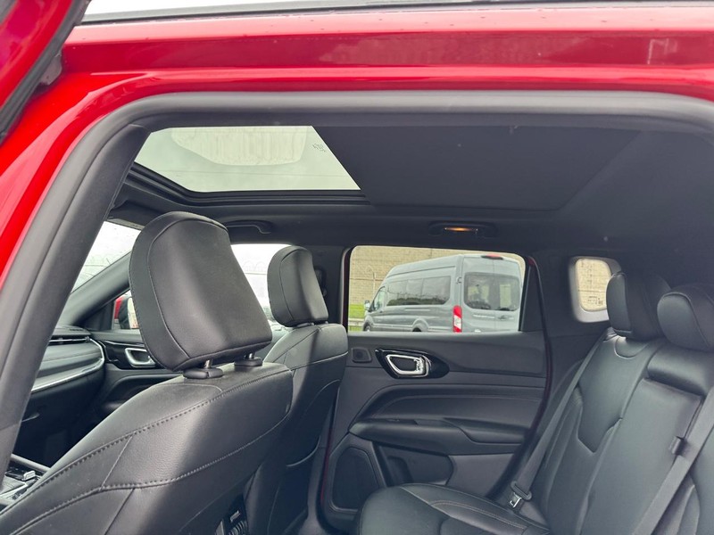Jeep Compass Vehicle Full-screen Gallery Image 13
