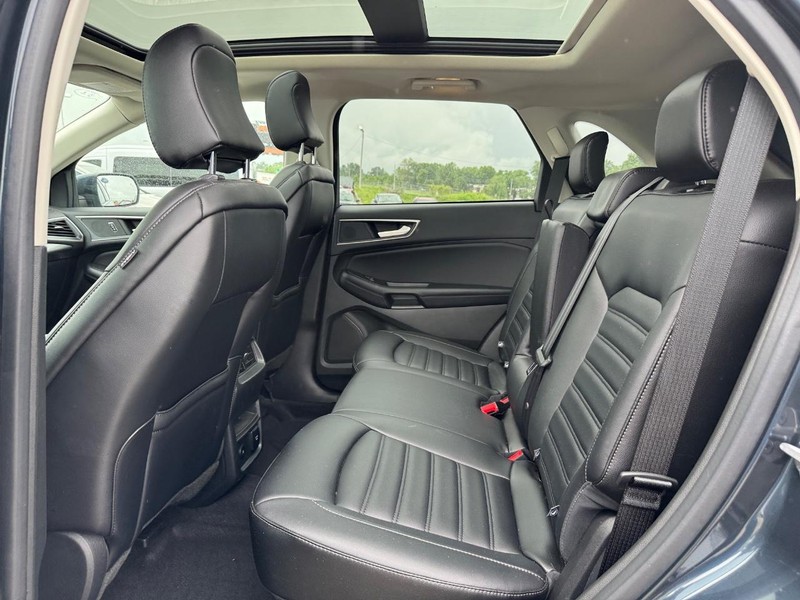 Ford Edge Vehicle Full-screen Gallery Image 12