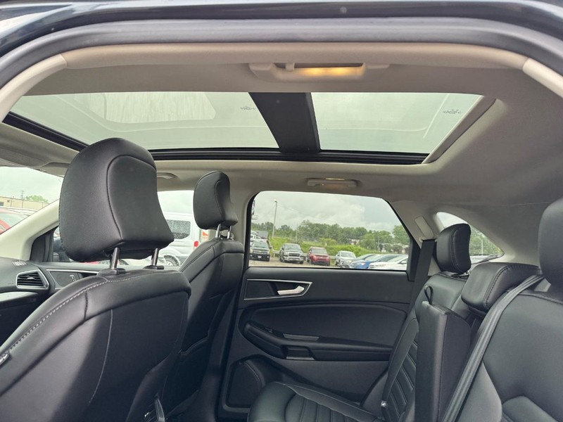 Ford Edge Vehicle Full-screen Gallery Image 13