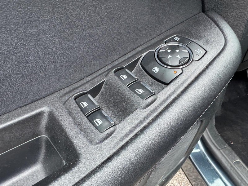 Ford Edge Vehicle Full-screen Gallery Image 19