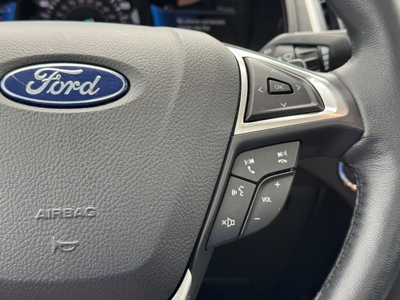 Ford Edge Vehicle Full-screen Gallery Image 22