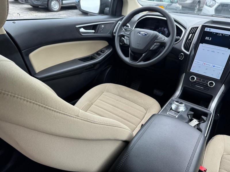 Ford Edge Vehicle Full-screen Gallery Image 15