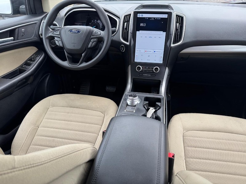 Ford Edge Vehicle Full-screen Gallery Image 16