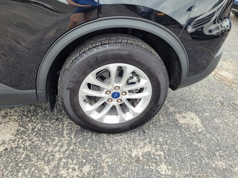 Ford Escape Vehicle Full-screen Gallery Image 11