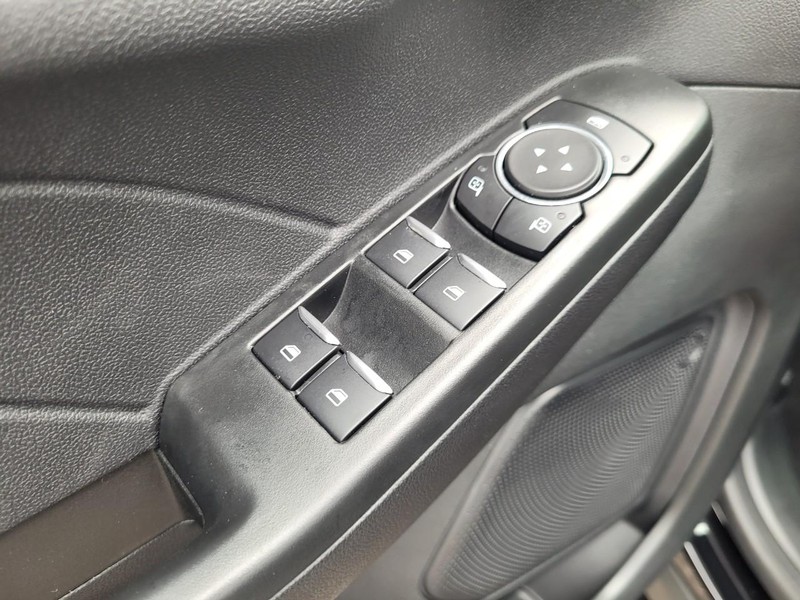 Ford Escape Vehicle Full-screen Gallery Image 18
