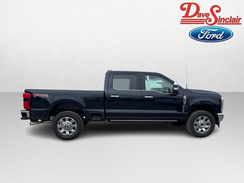 Ford Super Duty F-250 SRW Vehicle Full-screen Gallery Image 05