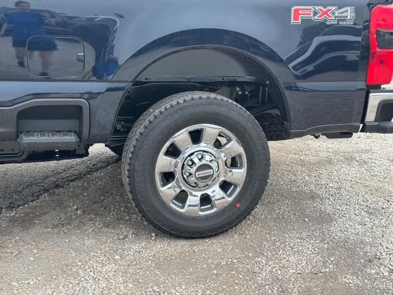 Ford Super Duty F-250 SRW Vehicle Full-screen Gallery Image 11