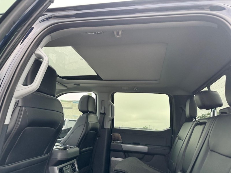 Ford Super Duty F-250 SRW Vehicle Full-screen Gallery Image 13
