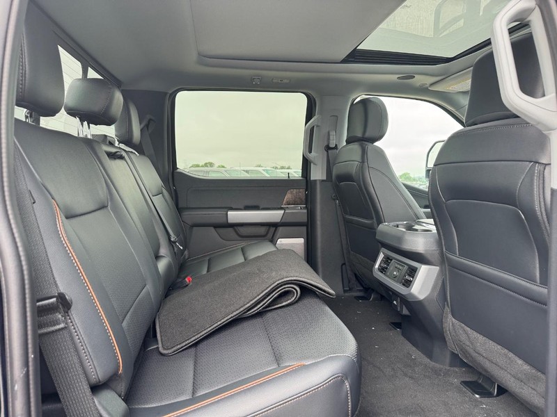Ford Super Duty F-250 SRW Vehicle Full-screen Gallery Image 14