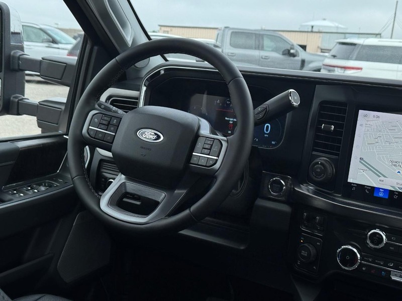 Ford Super Duty F-250 SRW Vehicle Full-screen Gallery Image 16