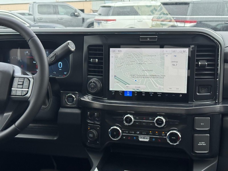 Ford Super Duty F-250 SRW Vehicle Full-screen Gallery Image 17