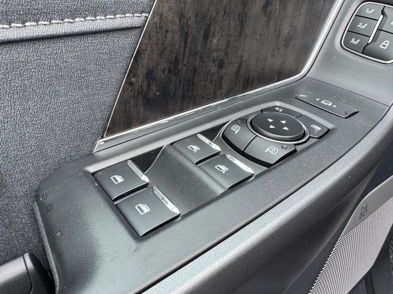 Ford Super Duty F-250 SRW Vehicle Full-screen Gallery Image 20
