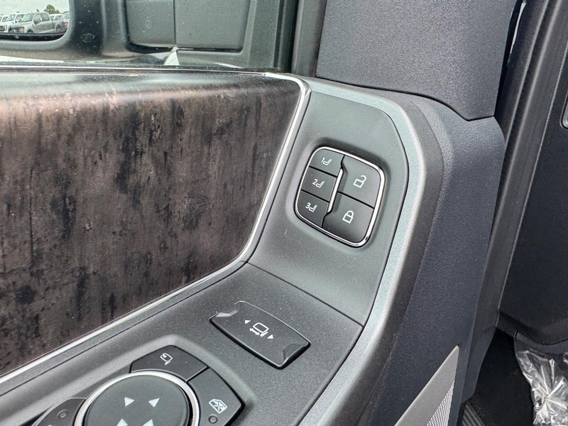 Ford Super Duty F-250 SRW Vehicle Full-screen Gallery Image 21