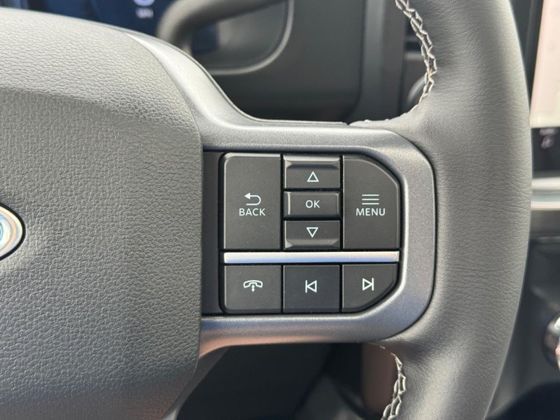 Ford Super Duty F-250 SRW Vehicle Full-screen Gallery Image 24