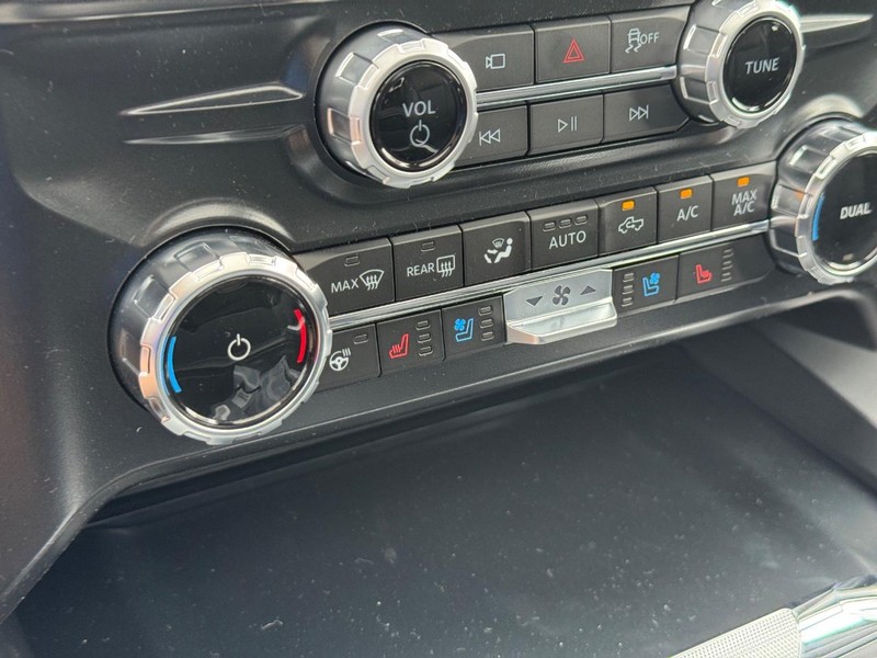 Ford Super Duty F-250 SRW Vehicle Full-screen Gallery Image 25