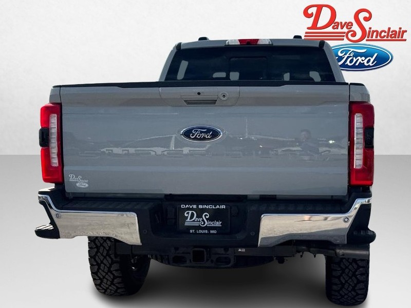 Ford Super Duty F-250 SRW Vehicle Full-screen Gallery Image 08