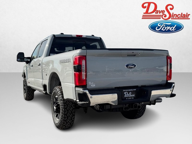 Ford Super Duty F-250 SRW Vehicle Full-screen Gallery Image 09