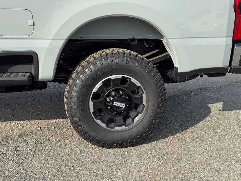 Ford Super Duty F-250 SRW Vehicle Full-screen Gallery Image 11