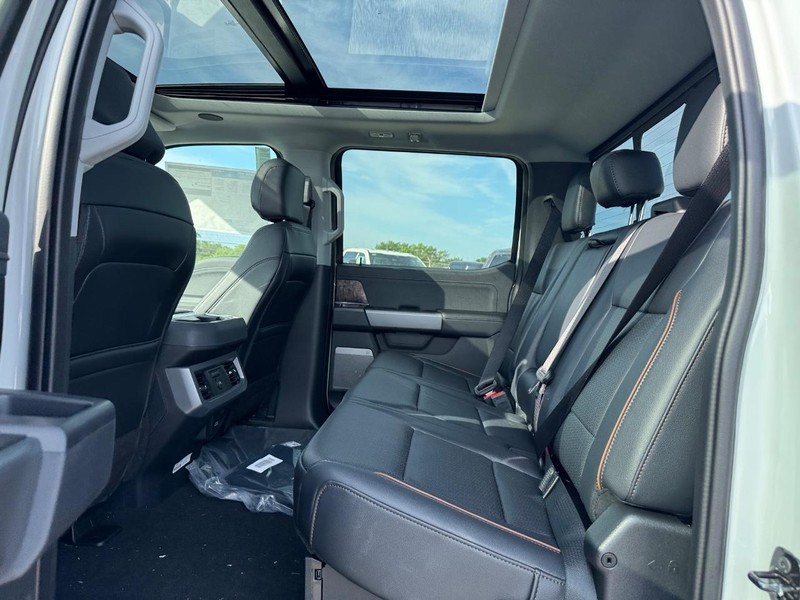 Ford Super Duty F-250 SRW Vehicle Full-screen Gallery Image 12
