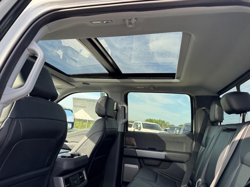 Ford Super Duty F-250 SRW Vehicle Full-screen Gallery Image 13