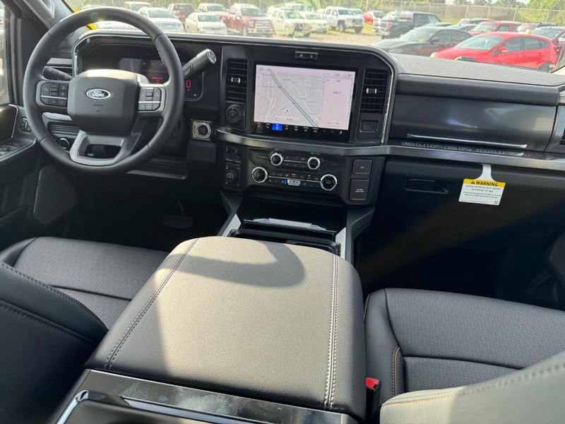Ford Super Duty F-250 SRW Vehicle Full-screen Gallery Image 15