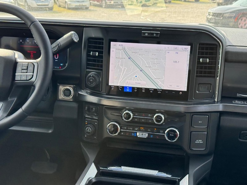 Ford Super Duty F-250 SRW Vehicle Full-screen Gallery Image 17