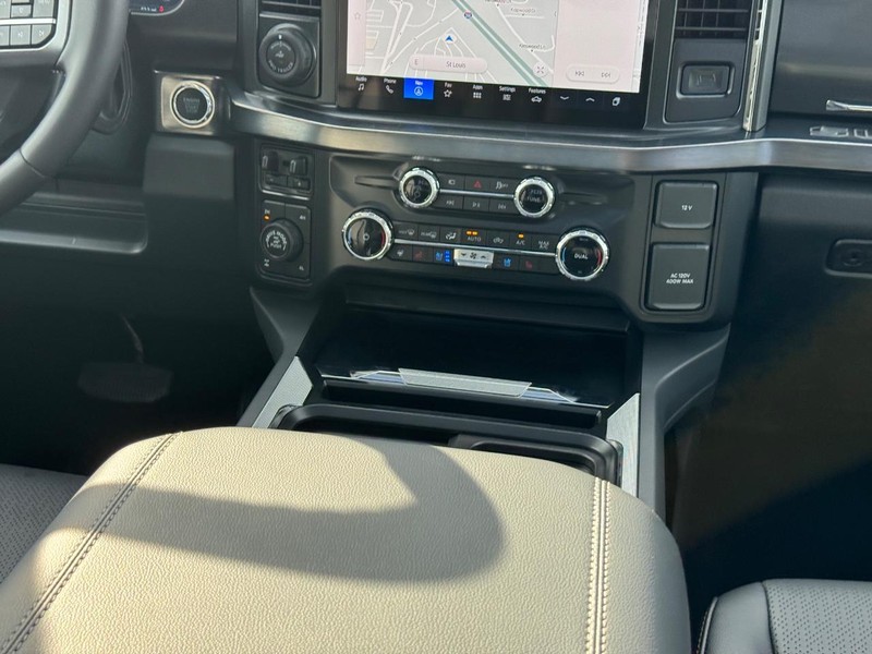 Ford Super Duty F-250 SRW Vehicle Full-screen Gallery Image 18