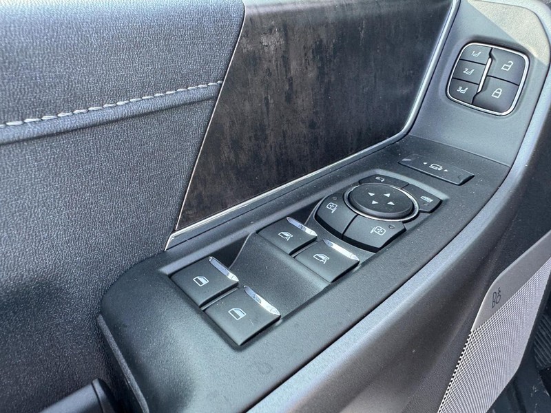 Ford Super Duty F-250 SRW Vehicle Full-screen Gallery Image 20