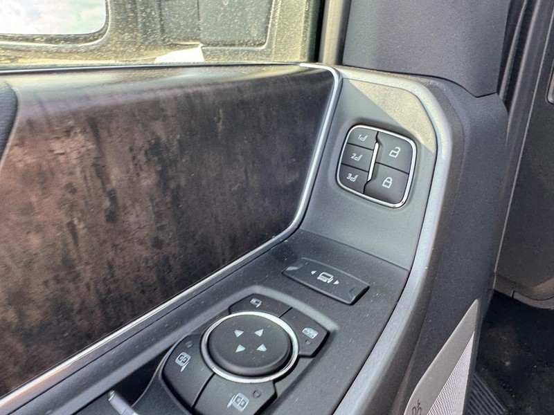 Ford Super Duty F-250 SRW Vehicle Full-screen Gallery Image 21