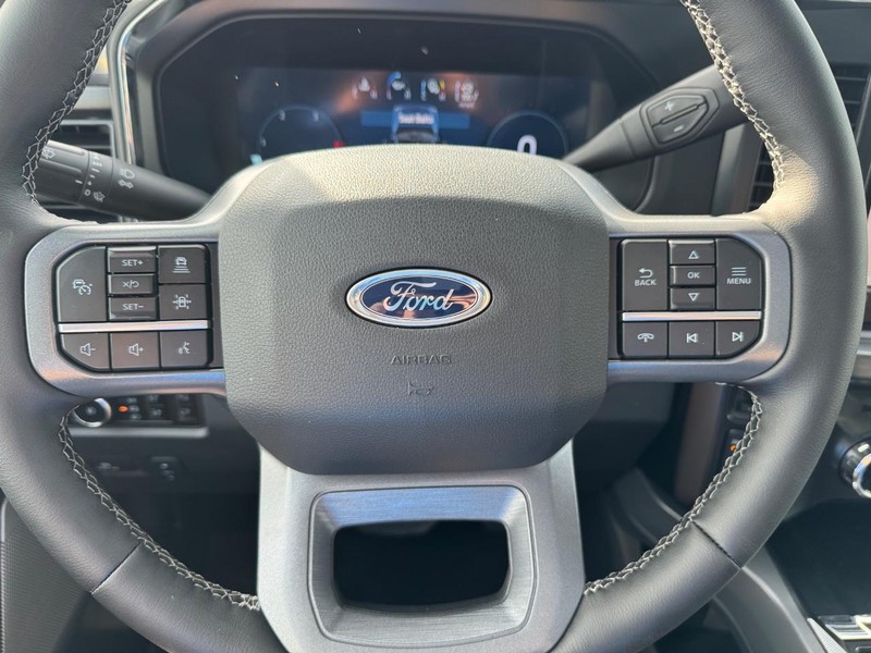Ford Super Duty F-250 SRW Vehicle Full-screen Gallery Image 22