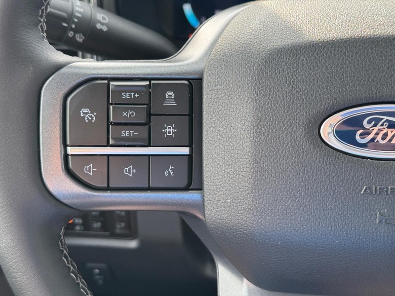 Ford Super Duty F-250 SRW Vehicle Full-screen Gallery Image 23