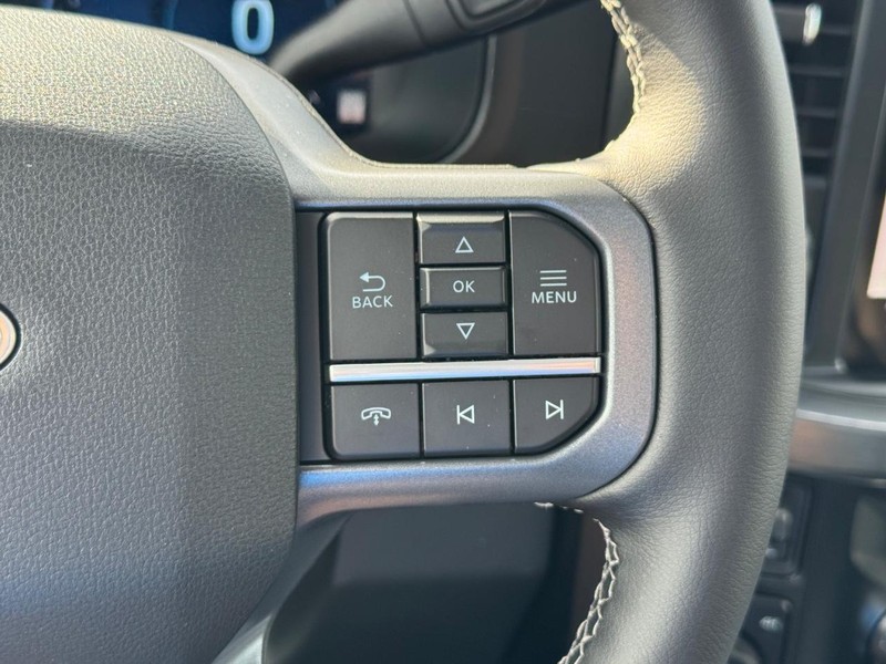Ford Super Duty F-250 SRW Vehicle Full-screen Gallery Image 24