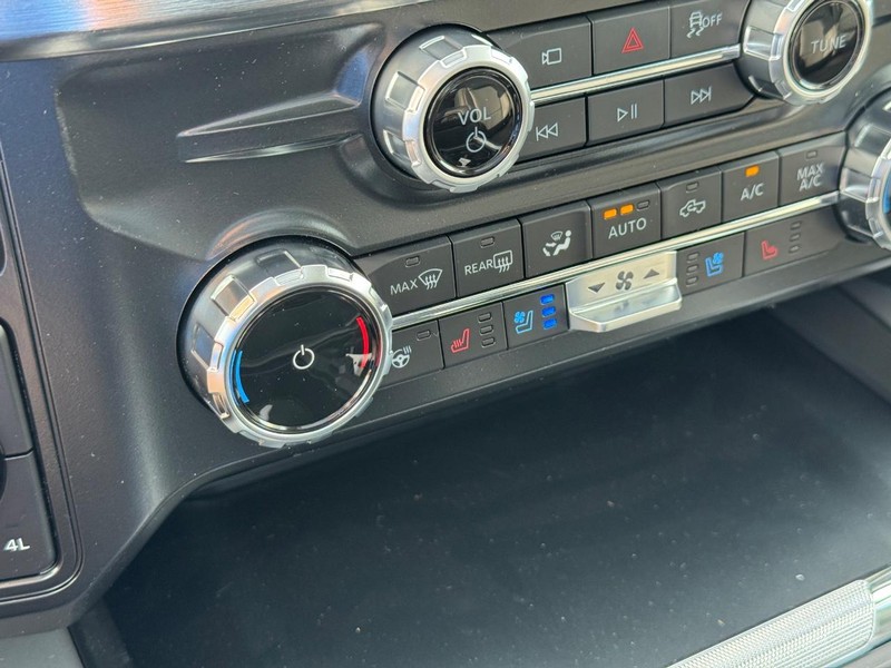 Ford Super Duty F-250 SRW Vehicle Full-screen Gallery Image 26