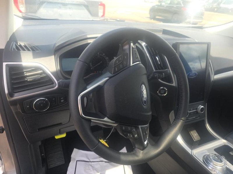 Ford Edge Vehicle Full-screen Gallery Image 05