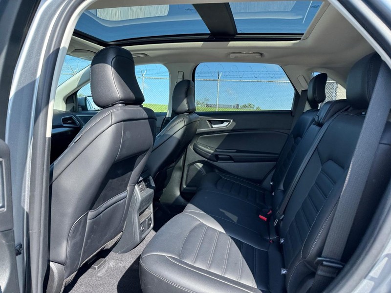 Ford Edge Vehicle Full-screen Gallery Image 12