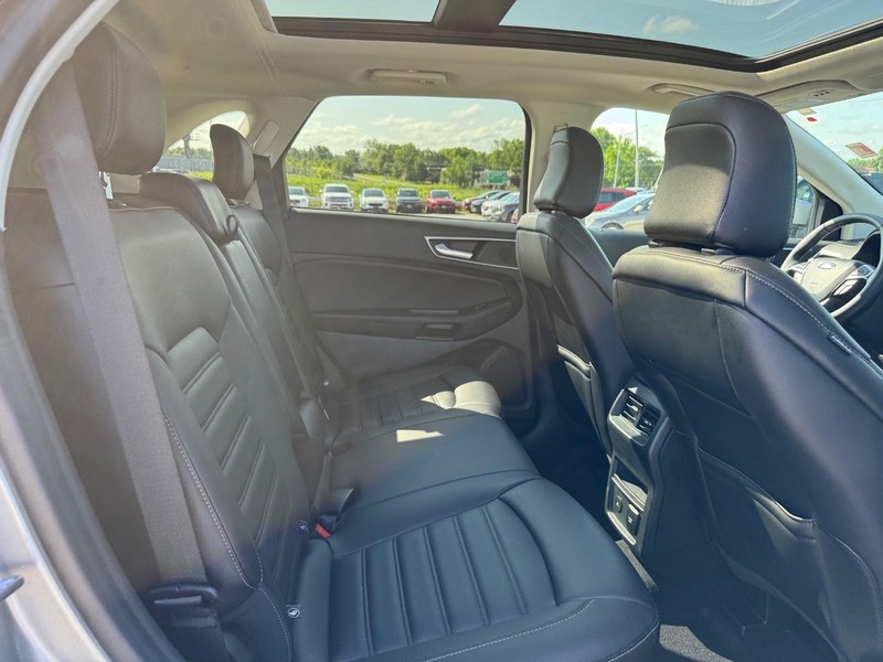 Ford Edge Vehicle Full-screen Gallery Image 14
