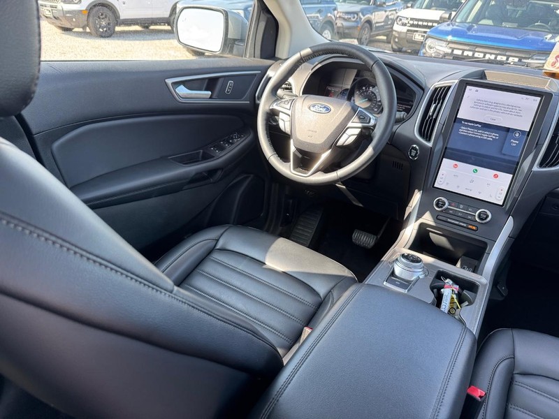 Ford Edge Vehicle Full-screen Gallery Image 15