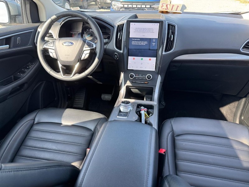Ford Edge Vehicle Full-screen Gallery Image 16
