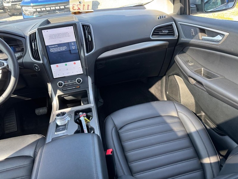 Ford Edge Vehicle Full-screen Gallery Image 17