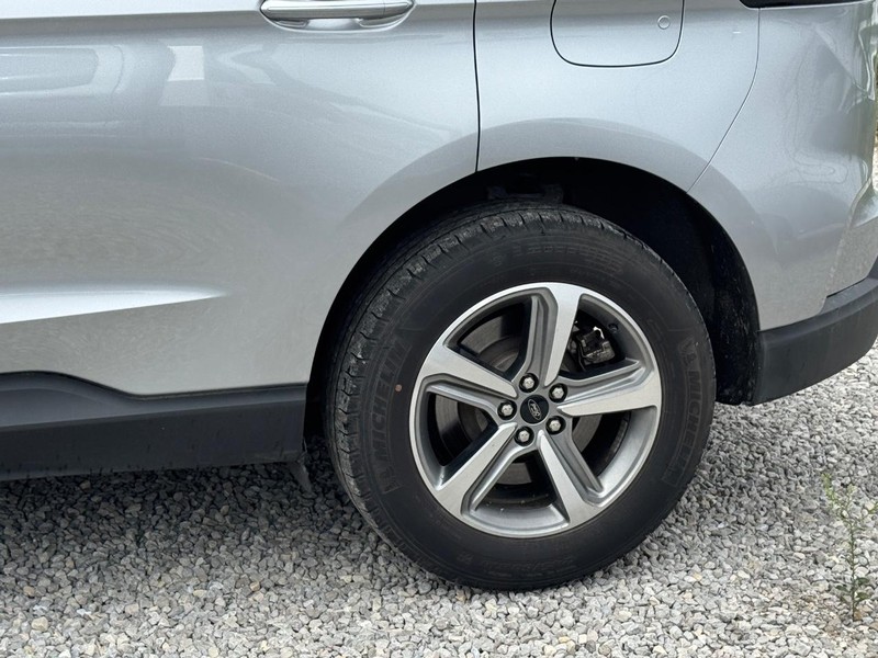 Ford Edge Vehicle Full-screen Gallery Image 11
