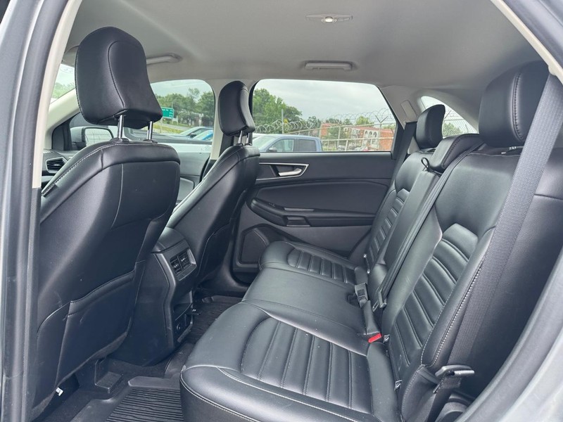 Ford Edge Vehicle Full-screen Gallery Image 12