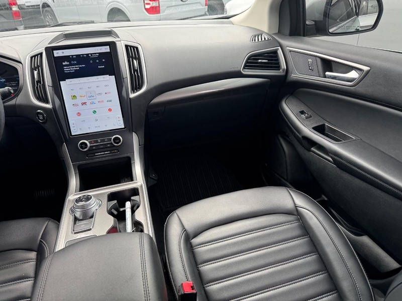 Ford Edge Vehicle Full-screen Gallery Image 16