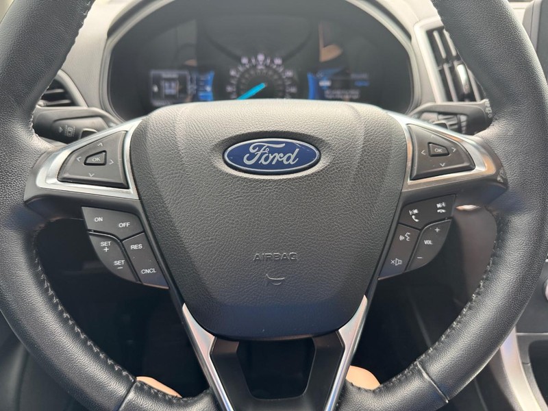 Ford Edge Vehicle Full-screen Gallery Image 18