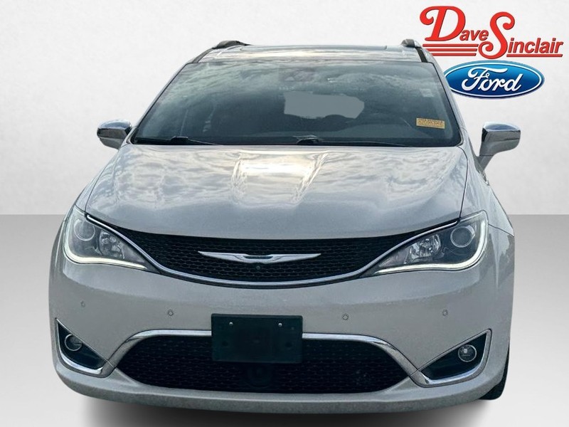 Chrysler Pacifica Vehicle Full-screen Gallery Image 02