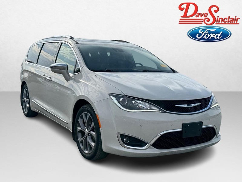 Chrysler Pacifica Vehicle Full-screen Gallery Image 04