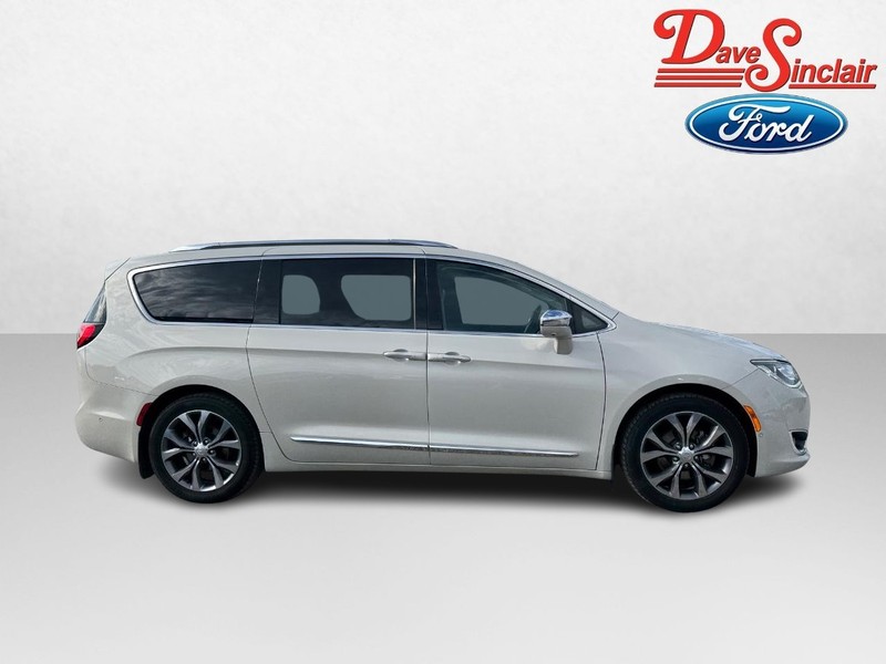 Chrysler Pacifica Vehicle Full-screen Gallery Image 05